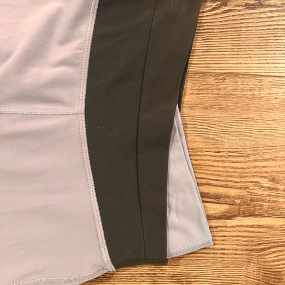 Lululemon Wide legged asymmetrical waist band, sz 4 - Picture 2 of 5